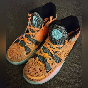 Boy's Grade School Nike Kyrie Irving Basketball Shoes Size 3.5Y